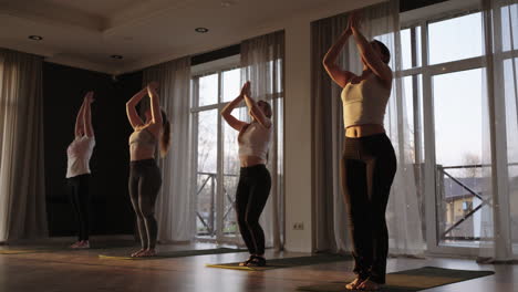 In-Zeitlupe-Macht-Eine-Gruppe-Von-Frauen-Gemeinsam-Yoga-Unterschiedlichen-Alters-Und-Gewichtsklassen.-Dünne-Und-Dicke-Frauen-Im-Fitnessstudio-Morgens-In-Der-Sonne.-Der-Glanz-Der-Sonne-Auf-Dem-Boden